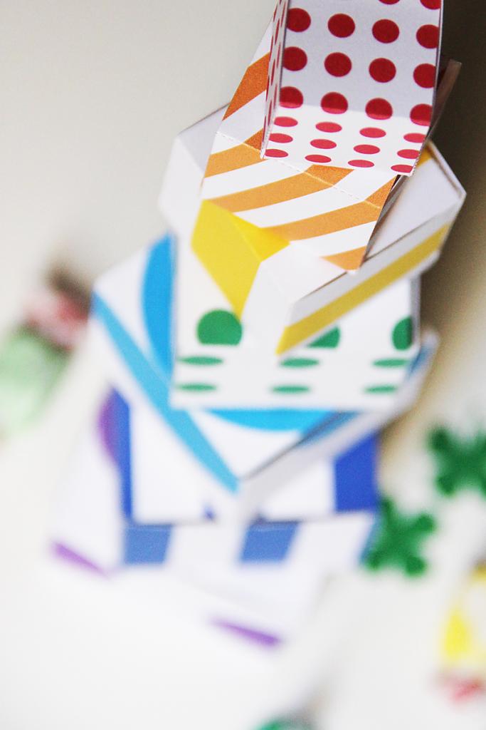 Цветные коробочки из бумаги, сложенные пирамидкой