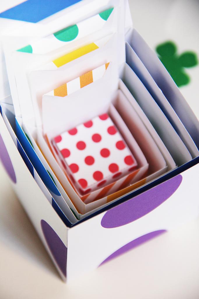 Цветные коробочки из бумаги, сложенные одна в другую