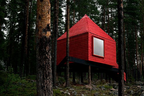 Дом «Синий конус» красного цвета современного отеля Treehouse