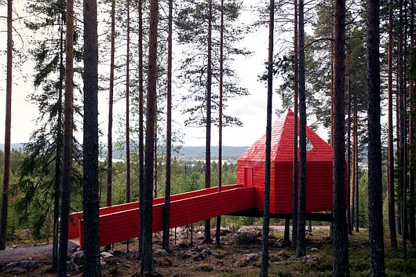 Дом «Синий конус» красного цвета современного отеля Treehouse