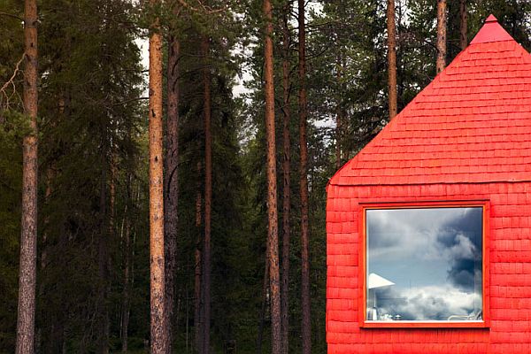 Дом «Синий конус» красного цвета современного отеля Treehouse