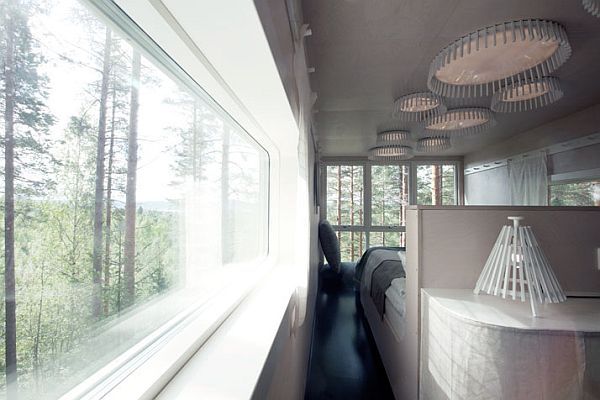 Панорамное окно в спальне отеля Treehouse