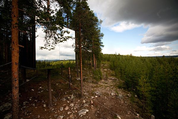 Зеркальные наружные стены современного отеля Treehouse