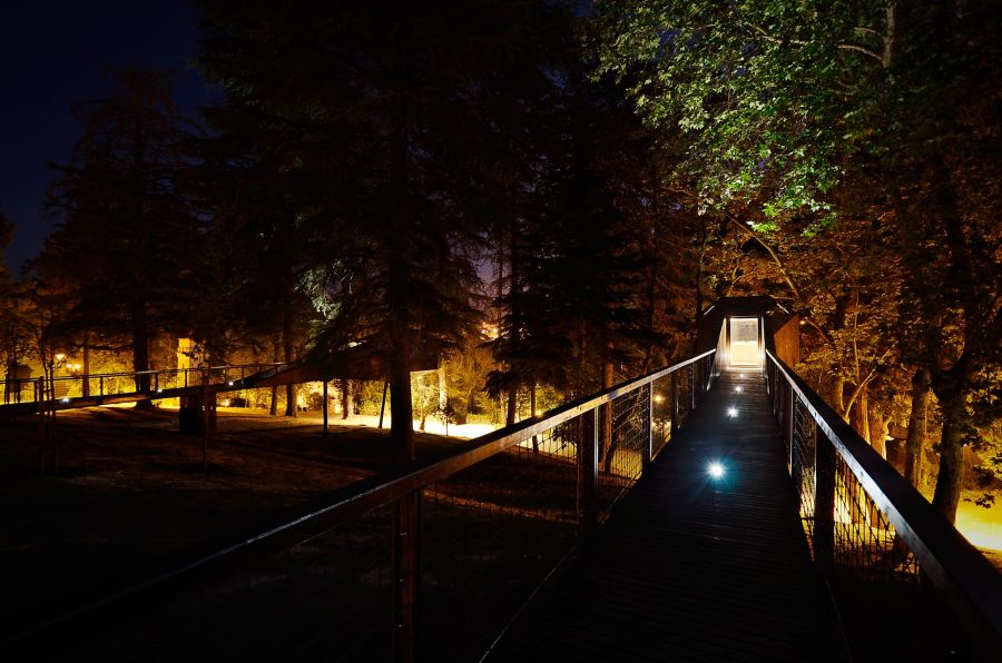 Вечернее освещение деревянного моста коттеджа