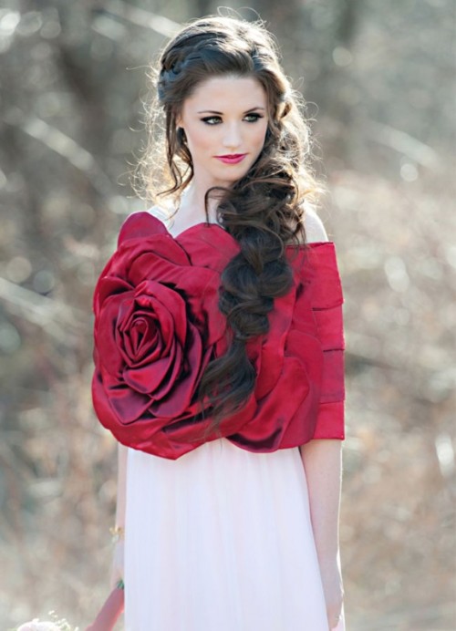 Фотосессия невесты: атласная пелерина в виде распустившейся розы 