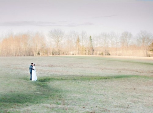 Свадебная фотосессия: жених и невеста на фоне осеннего пейзажа
