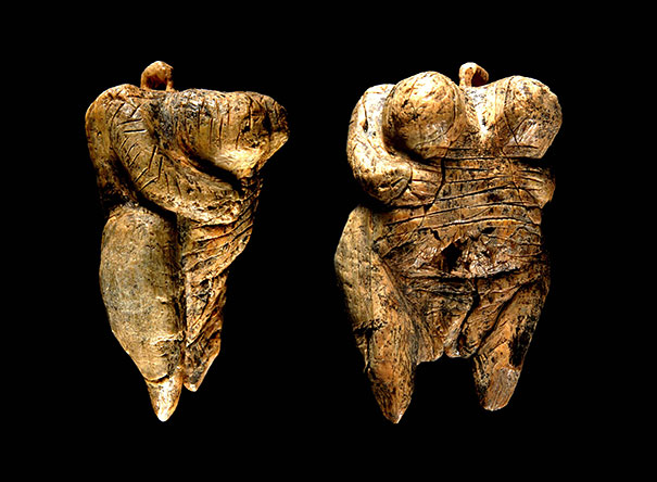 Первая скульптура человека из бивней мамонта