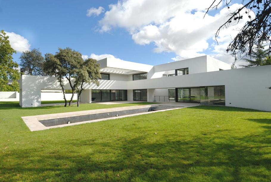 Особняк в Испании: белый Residence La Florida с бассейном () Особняк в Испании: белый Residence La Florida с бассейном