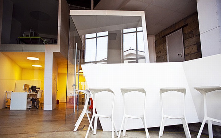 nefa research office moscow 18 Необычный дизайн офиса Nefa Research с барной мебелью
