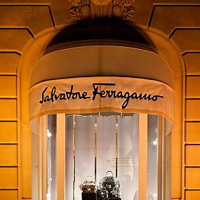 salvatore-ferragamo-windows-paris-02