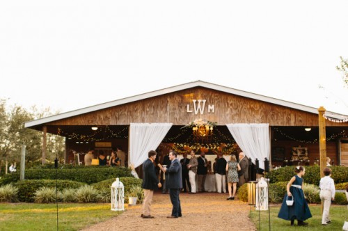 romantic-barn-wedding-with-vintage-and-glam-touches-13
