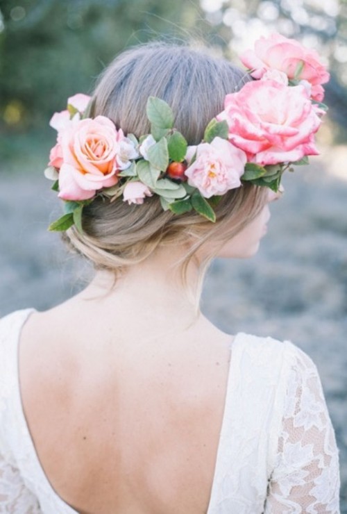 Цветы в распущенных волосах – весенняя идея свадебной фотосъёмки