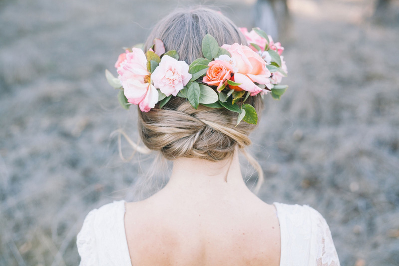 Цветы в распущенных волосах – весенняя идея свадебной фотосъёмки