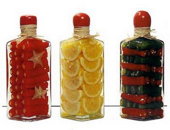 Декоративные бутылочки с фруктами и соленьями: красота на кухне