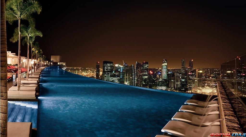 Бассейн на крыше отеля Marina Bay Sands ночью