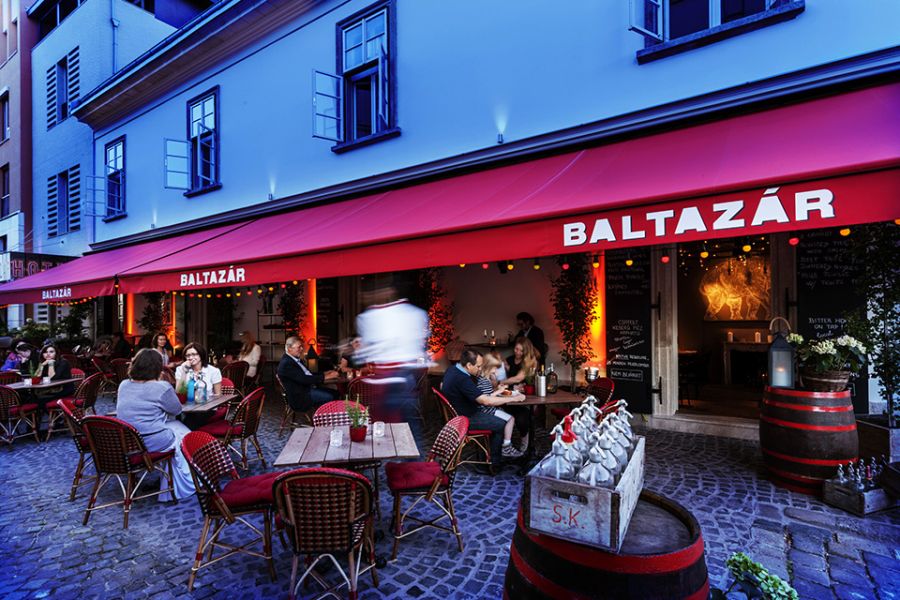 Street кафе перед Baltazar Hotel