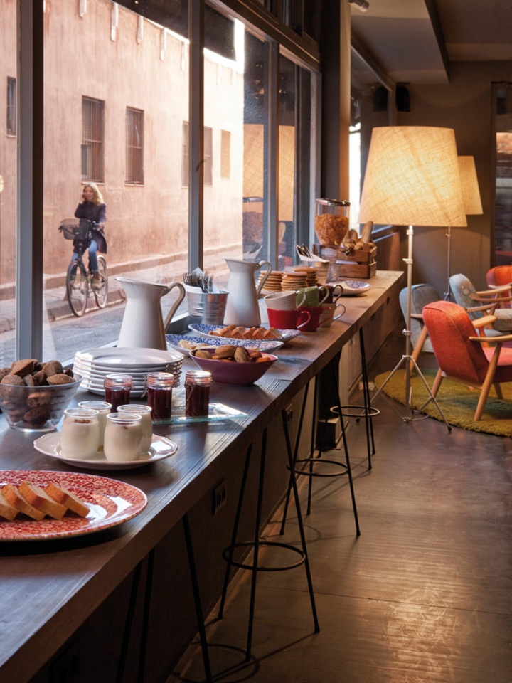 Шведский стол в ресторане отеля - почти домашний уют в свете абажуров