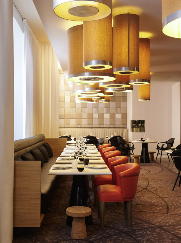 Ресторан Sofitel Hotel с оригинальными массивными люстрами над обеденными столами