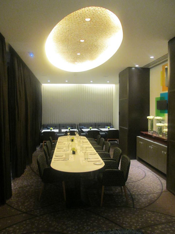 Интересное решение дизайна потолка в ресторане Sofitel Hotel, Paris