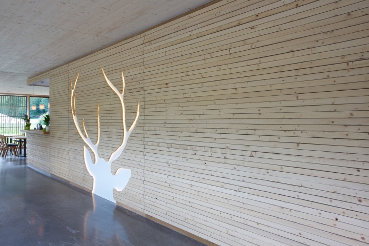 Холл Talstation украшен оригинальной подсветкой в виде головы оленя