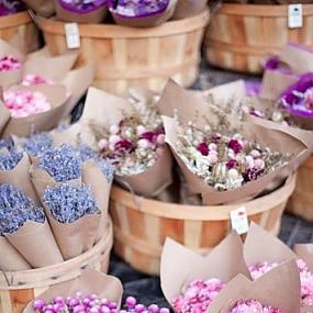 very-quick-diy-paper-cones-for-rose-petals-or-favors