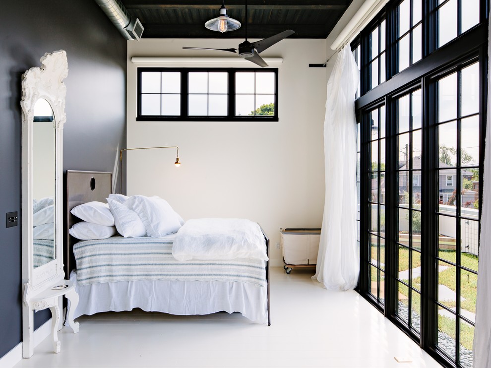 Промышленная спальня с преобладанием белого цвета в интерьере