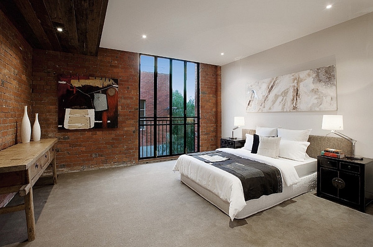 Стильная и элегантная спальня с большим окном и каменной кладкой