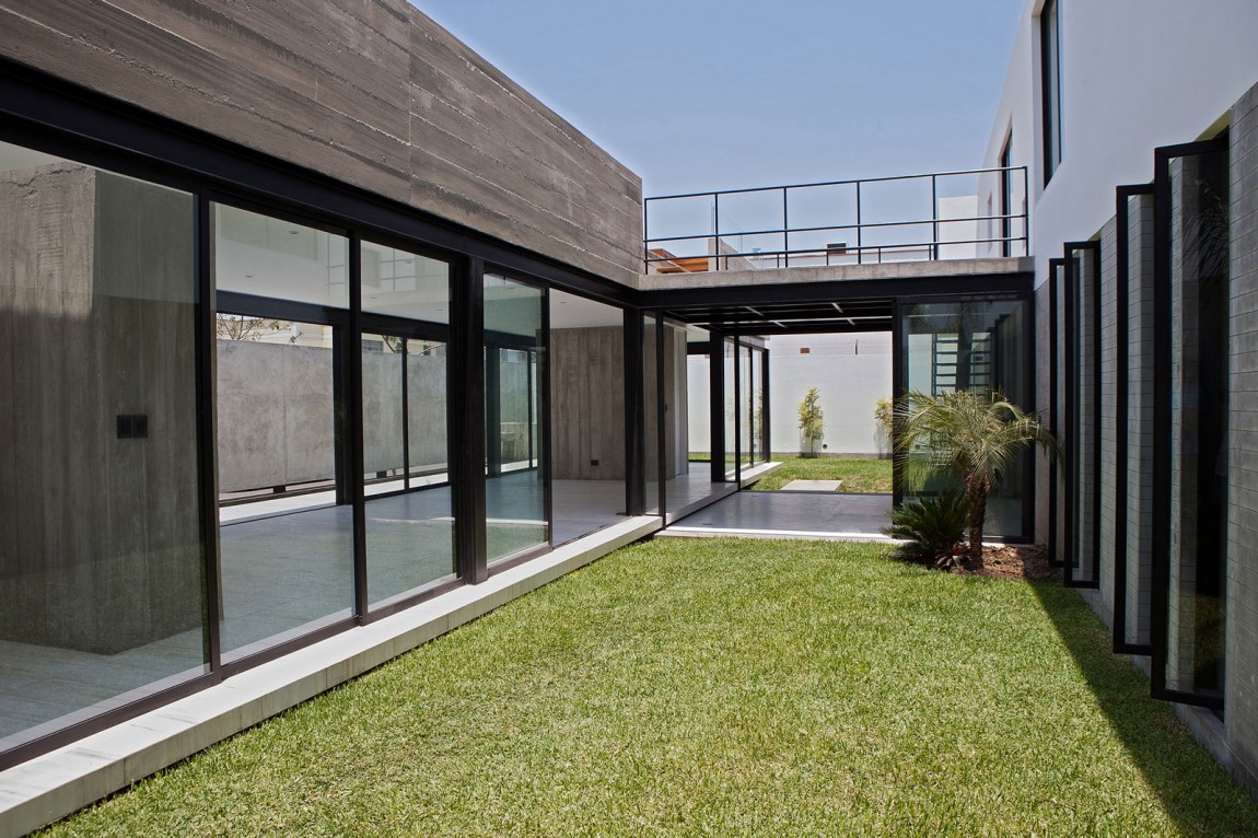 surrounded-house-lima-04