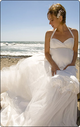 девушка в свадебном платье на пляже