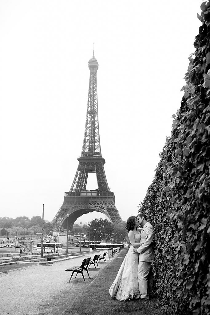 Поцелуй молодых в Париже