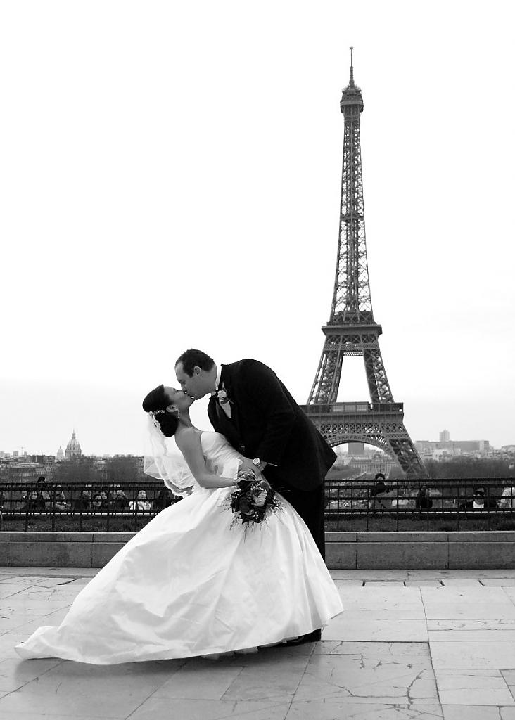 Романтичный поцелуй на фоне Эйфелевой башни