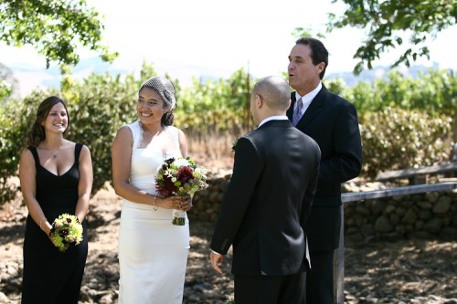 Церемония бракосочетания на виноградной плантации
