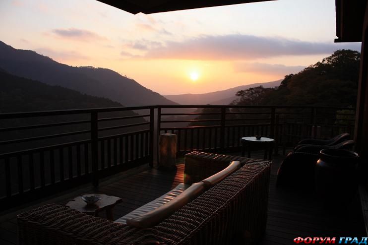 Вид с отеля Hakone Ginyu на закате