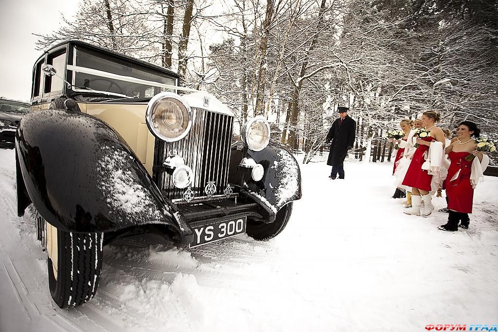 car-and-bridesmaids-in-the-snow