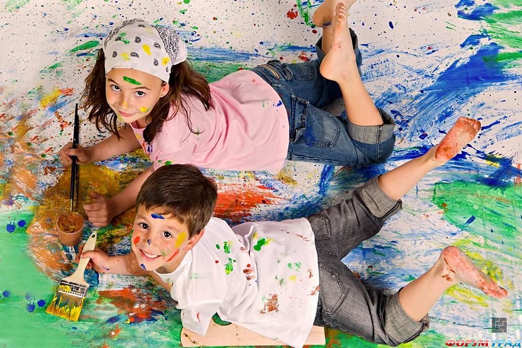 Дети рисуют красками