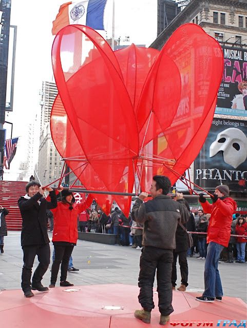 hold-up-the-heart-the-times-square-valentine-design-01