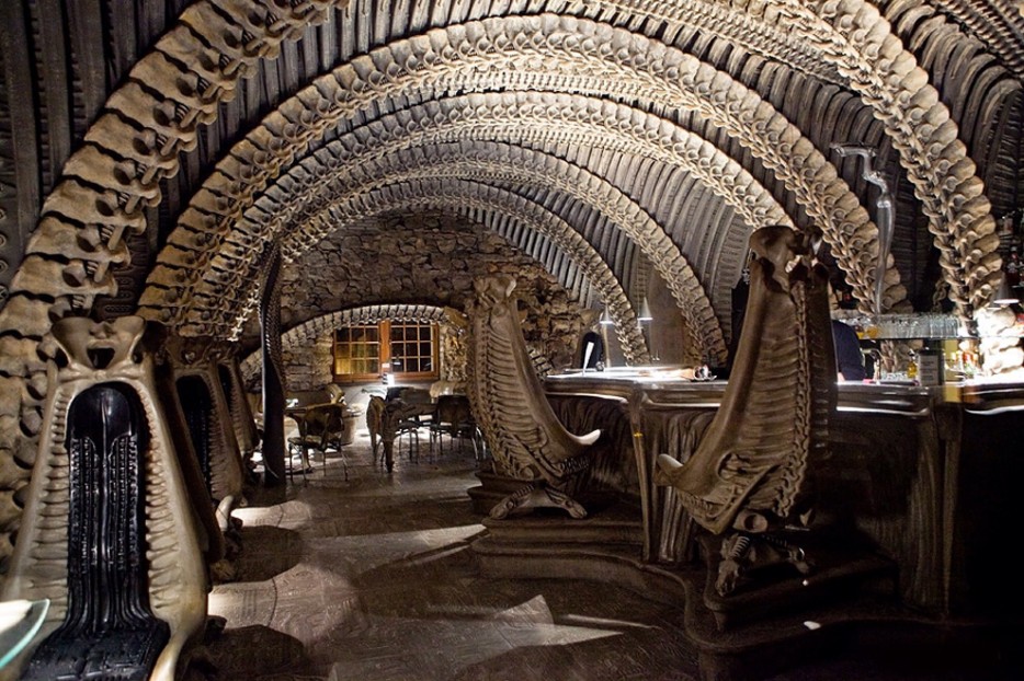 Дизайн интерьера бара H.R. Giger Alien Bar