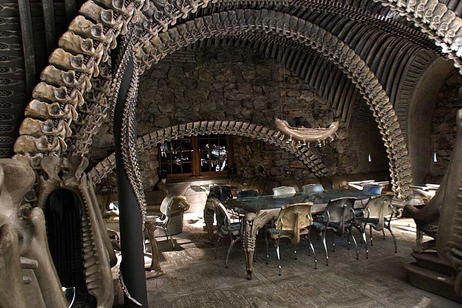 Дизайн интерьера бара H.R. Giger Alien Bar