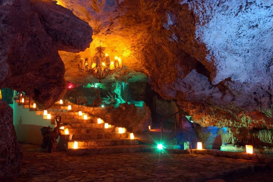 Дизайн интерьера бара Alux Caverna Lounge