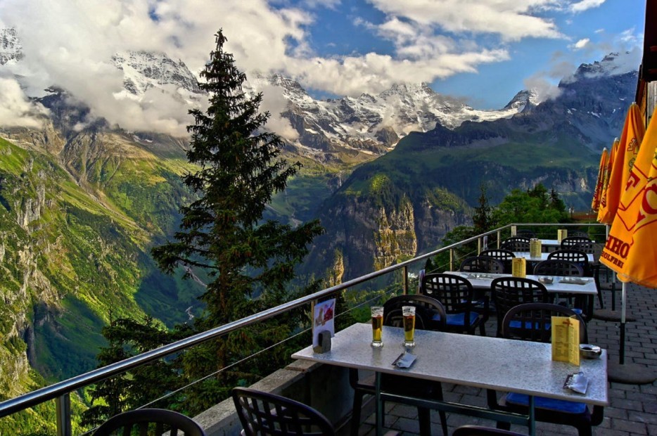 Дизайн интерьера бара  в отеле Hotel Edelweiss