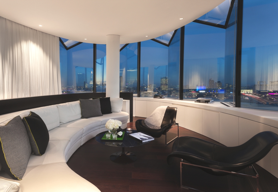 Londons fashionable Hotel me
