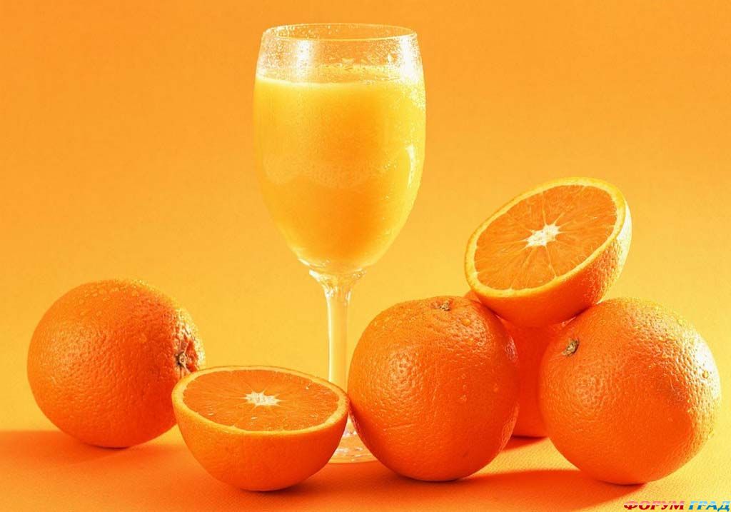 Апельсиновый сок в бокале