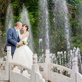 couple-about-fountain-01