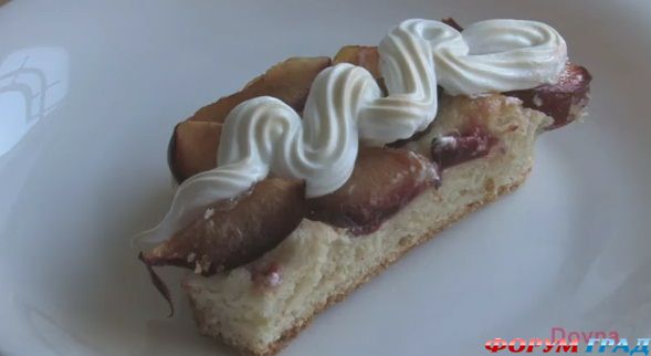 пирог с безе и сливами