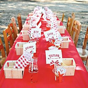 red-tablecloth-table-setting-003