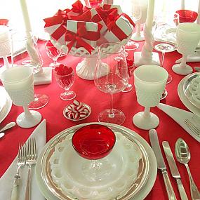 red-tablecloth-table-setting-006