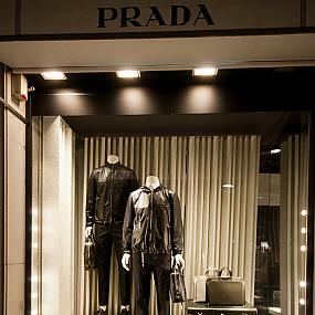 prada-windows-paris-01