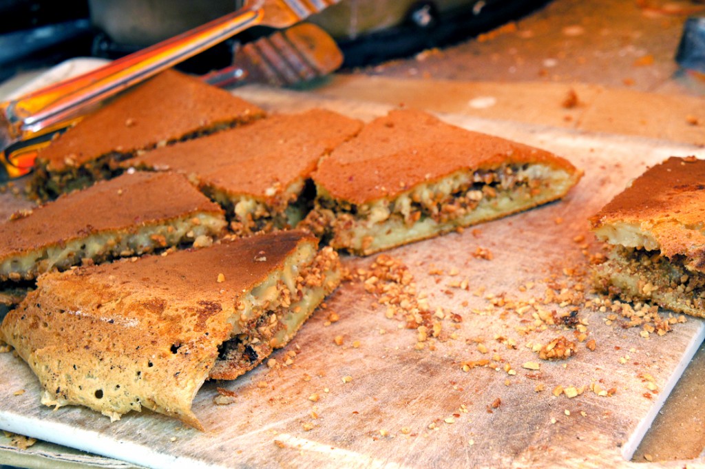 Пирог с хрустящей корочкой и нежным центром, наполненным измельченным арахисом.