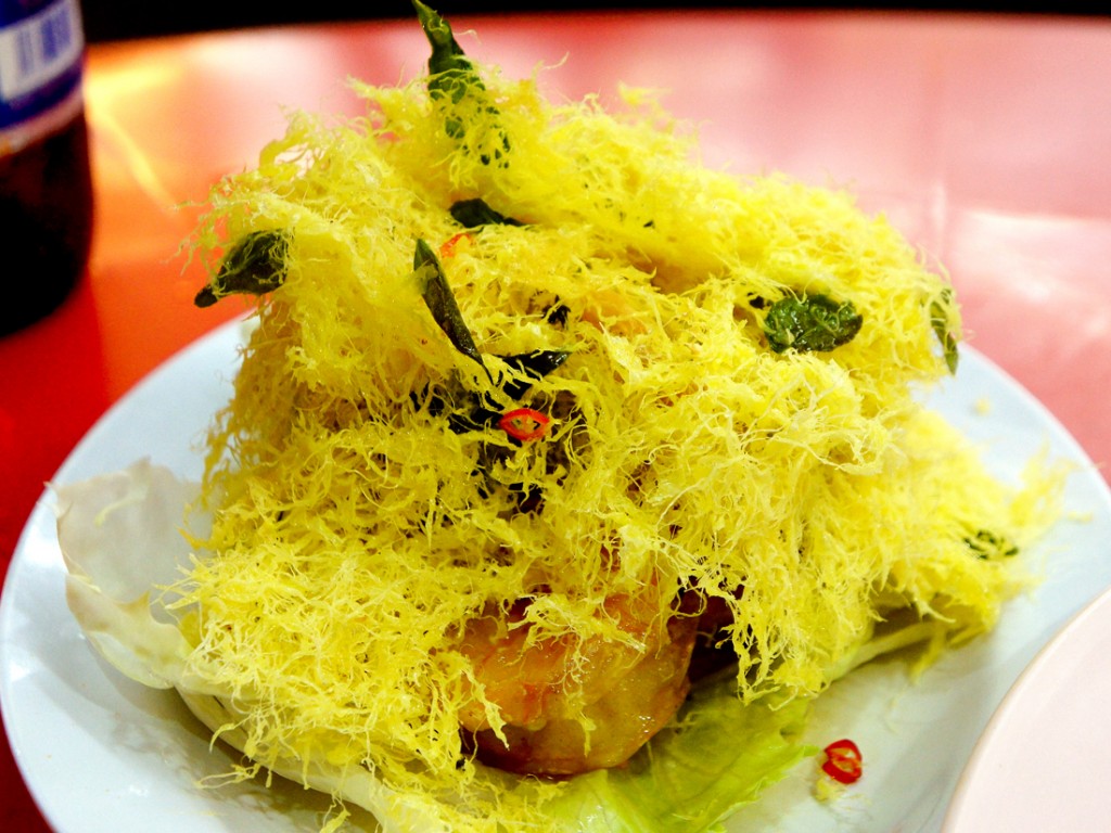Китайское блюдо - королевские креветки, покрытые хрустящей тягучей корочкой