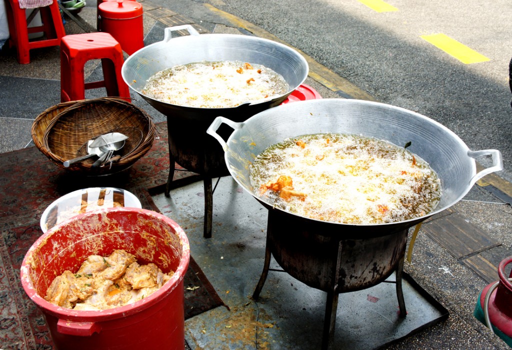 Уличное кафе в Китае - сковородки wok